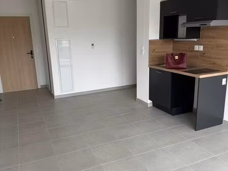 appartement 2 pieces - 1er etage - avignon - a 2 pas des remparts - disponibilite immediat