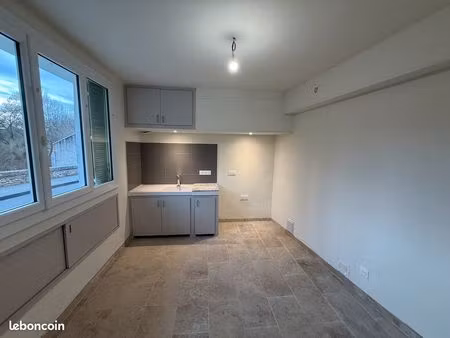 à louer – t3 lumineux en rez-de-chaussée à fontaine-de-vaucluse