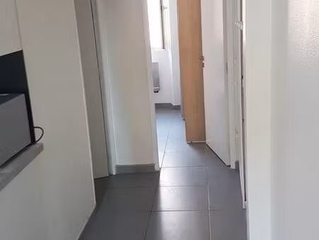 f2 23m2 meublé climatisé à louer à l'année