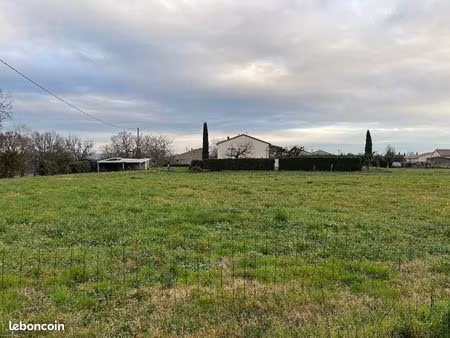 terrain 692 m² lagrave