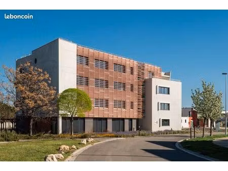 bureau neuf très lumineux