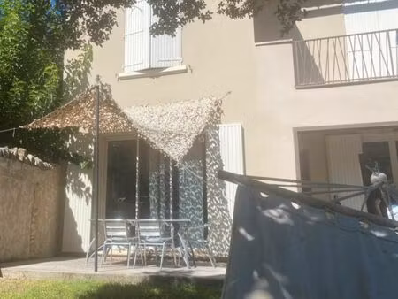 maison atypique sur terrain arboré au pigeonnier