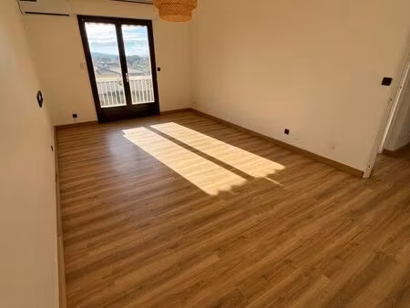 rare à carpentras – t3 très lumineux – 2 parkings – ascenseur neuf – tout à pied – vue dég