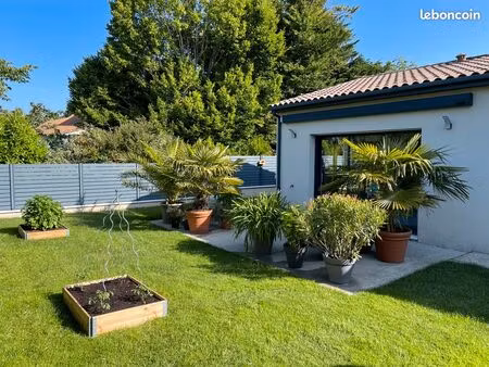 maison moderne de plain-pied avec jardin paysager  pratique  confortable et économe en éne
