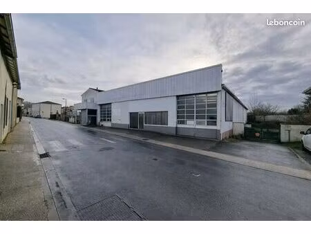 local commercial 700 m² saint-hilaire-la-palud