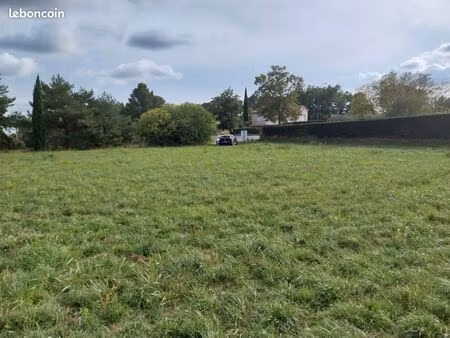 terrain 1 200 m² aups