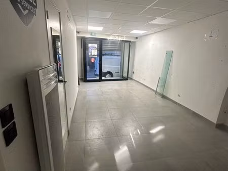 local commercial état neuf 45m2  douche wc  cave pertuis