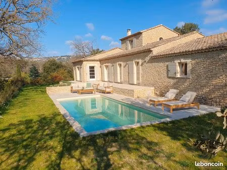 maison en pierres avec vue sur gordes – construction récente de 200m² – grande piscine cha
