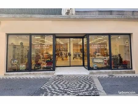 local commercial 240m² refait à neuf - centre valréas