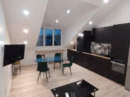 loft design lumineux avec vue cathédrale