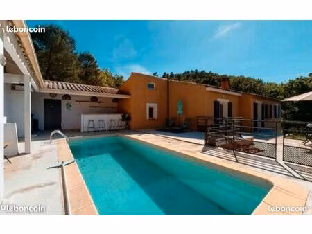 villa avec piscine sur terrain à esparron de pallieres