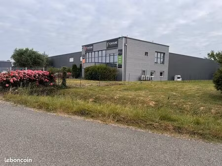 local commercial + dépôt + grand terrain bressols