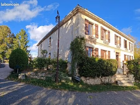 maison de maître de 200 ans pour chambres d'hôtes ou grande famille avec de nombreuses pos