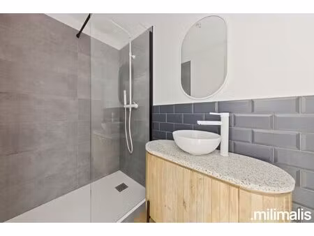 studio rénové au rez-de-chaussée avec terrasse