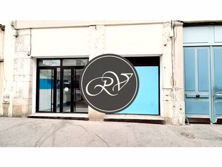 local commercial lyon 9