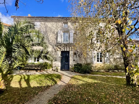 belle et authentique maison charentaise au coeur du bourg