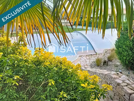 maison de village de 147 m² avec piscine couverte et double garage