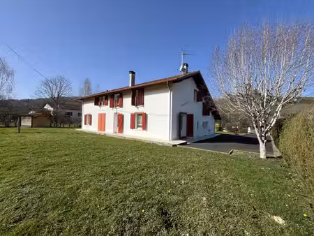 maison composée de 2 logements à vendre à uhart-cize.
