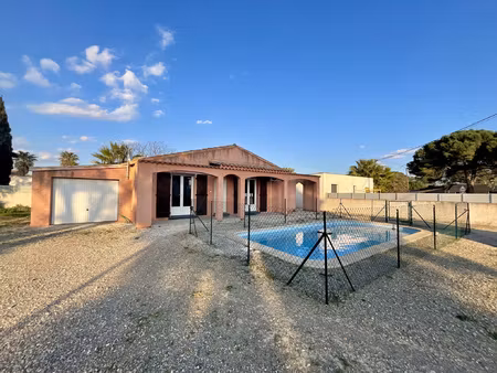 villa de plain-pied avec piscine  jardin et garage.
