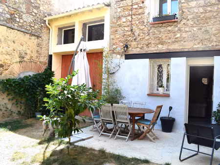 ensemble immobilier : maison de village + grange + cour arbo