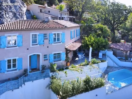 propriété 6 pièces 145 m²