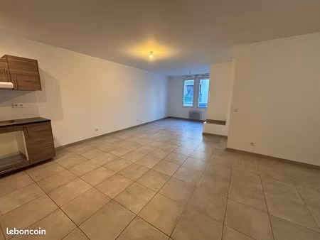 t2 entièrement rénové toulon pont du las