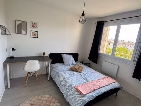 chambre indépendante meublée