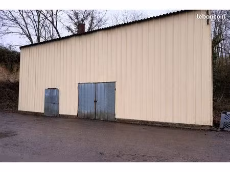 bâtiment de stockage de 195 m² – grande hauteur sous plafond