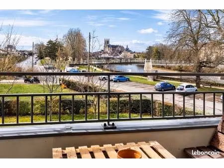 grand studio - vue cathédrale à 3 minutes à pied de la gare