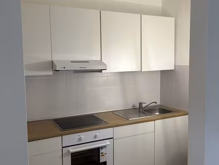 très jolie f2 rénové au 1er étage proche frontière