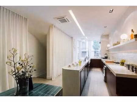 immeuble commercial haut de gamme dans un emplacement triple