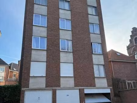 emplacement de parking intérieur au sous-sol d'un immeuble