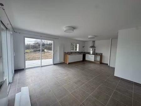 location maison 4 pièces 83 m² à bourgoin-jallieu (38300)  1 060 €