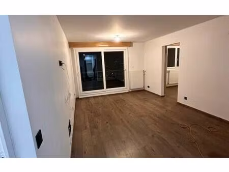 location appartement  m² t-3 à vénissieux  1 050 €