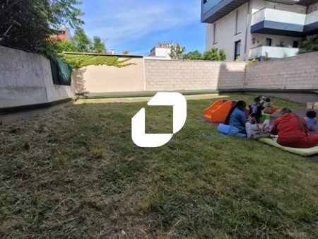 a louer  surfaces de bureaux renoves avec jardin privatif