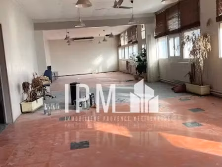 local 290 m2 à louer st jean du desert 13005