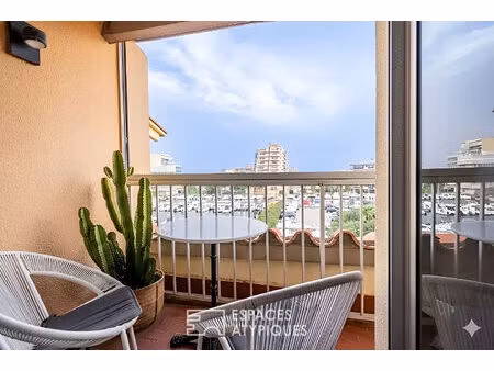 appartement en dernier étage avec vue sur la marina à canet-plage