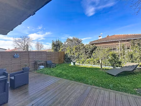 t2 rénové en rez-de-jardin centre-ville de saint-orens