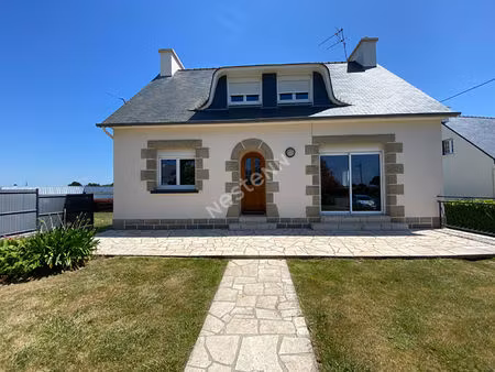 néo-bretonne en très bon état sur la commune de brehand  bourg tous commerces à moins de 1