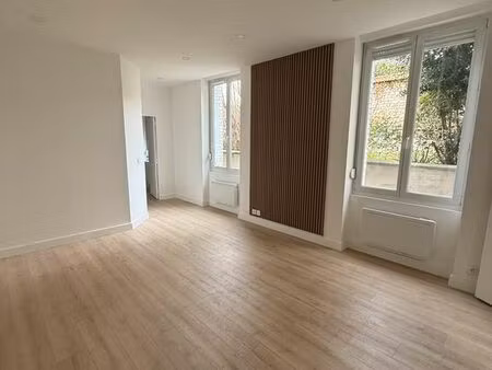 t2 de 48m2  sect centre ville  avec jardin  730 cc