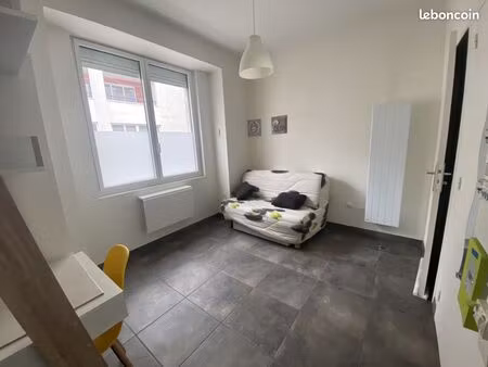 prox. métro gorge de loup  ds petit imm. rénové  très joli studio entièr. meublé  salon av