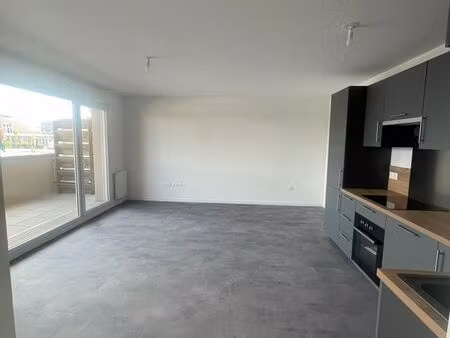 t3 de 63m2 balcon  parking  900 cc