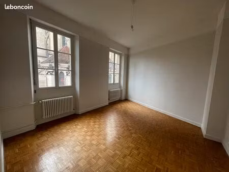 location appartement 99 m2 - 1er étage - place de l’ancienne comédie  semur-en-auxois (211