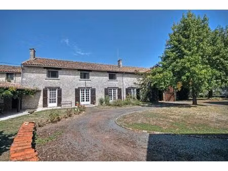 jolie maison en pierre avec granges et piscine  village avec bar  ecole & poste