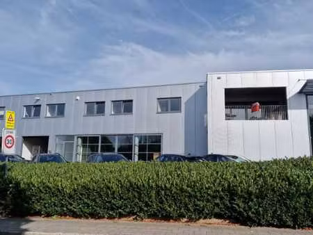 ruim 3-slpk-appartement met inpandig terras boven autohan...