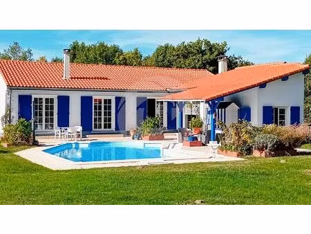 maison de plain pied avec piscine et jardin arboré