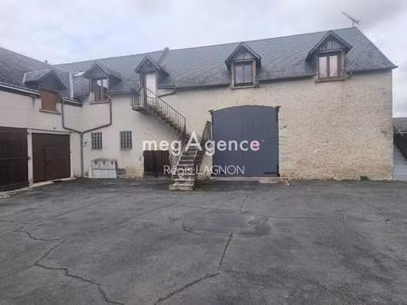 a saisir grand local d'une surface de environ 170m2  de plaind pied. idéal pour stockage o