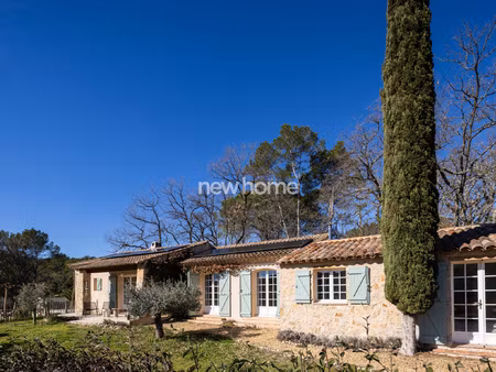 villa joliment rénovée avec piscine dans un cadre verdoyant