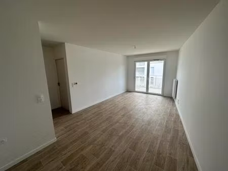 t2 avec balcon et parking à lormont