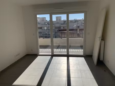 t2 avec terrasse et garage à toulon